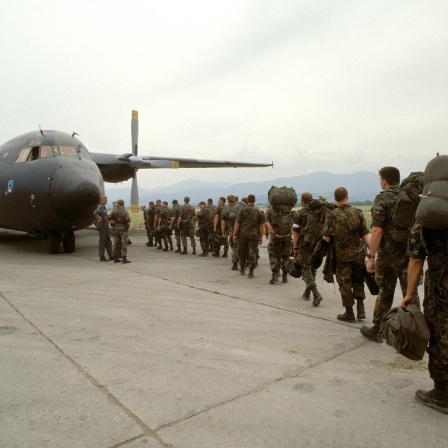 Angehörige der Bundeswehr steigen während des Einsatzes im Grenzgebiet Kosovo - Mazedonien Ende der 1990er Jahre in ein Transportflugzeug.