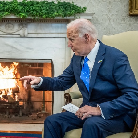 Bundeskanzler Olaf Scholz (l.) sitzt neben US-Präsident Joe Biden bei einem bilateralen Treffen im Oval Office im Weißen Haus. 