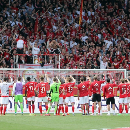 Unionmannschaft nach Niederlage vor den Fans, gemeisames Eisern Union