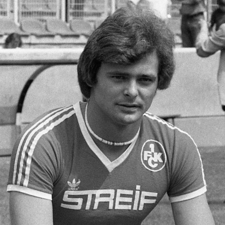Fußballer Lutz Eigendorf posiert 1979 im Trikot von Kaiserslautern (Archivbild)