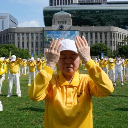 Mitglieder von Falun Dafa treffen bei einem Protest in Soul gegen die von der chinesischen Regierung verfolgte Politik der Schikanierung und Folter ihrer Mitglieder in China auf. 
