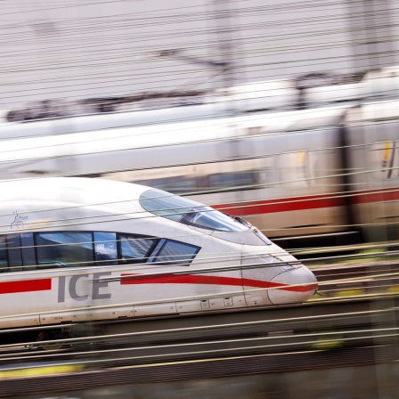 Ein ICE-Zug der Deutschen Bahn fährt in einen Bahnhof ein