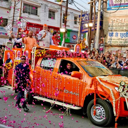 Narendra Modi (M), Premierminister von Indien, und Yogi Adityanath (l), Ministerpräsident von Uttar Pradesh, beim Wahlkampf für die Parlamentswahlen (Bild: picture alliance/dpa/AP/Manish Swarup)