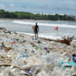 Angespülter Müll bedeckt den Kuta Beach auf Bali. (Foto von 2021)