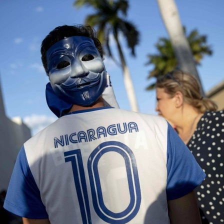 Eine Maske ist auf dem Hinterkopf eines Mannes zu sehen.