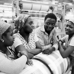 Mosambikanische Gastarbeiterinnen in einer Fabrik (VEB Frottana) in der ehemaligen DDR.