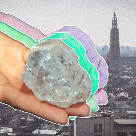 Eine Hand in drei verschiedenen Farben hält einen Diamanten, im Hintergrund die Stadt Antwerpen.