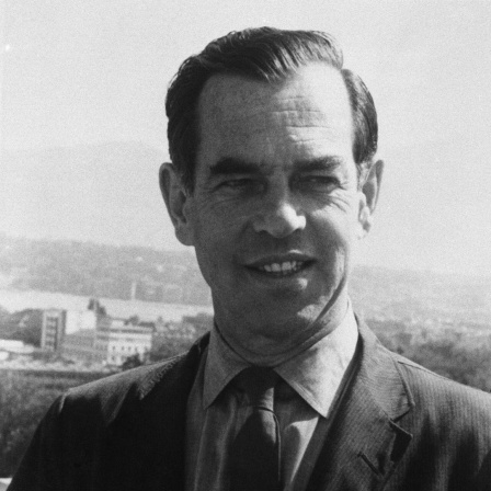 Historisches Schwarzweißfoto von Joseph Campbell. Er trägt einen Anzug und schaut nachdenklich zur Seite.