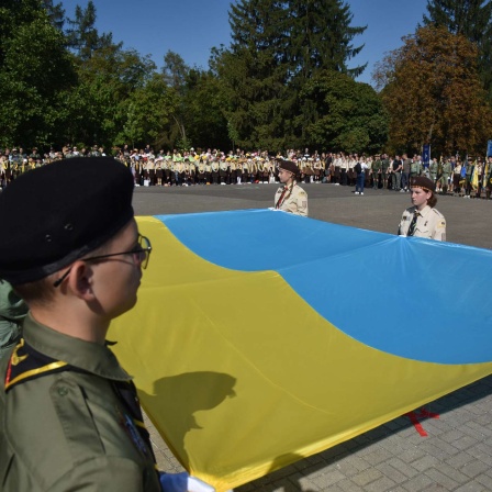 Soldaten und ukrainische Flagge in Lwiw