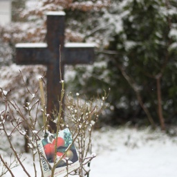 Ein Grab auf einem Friedhof.
