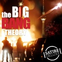 Jugendliche stehen vor brennenden Autos, darüber steht das Logo von Big Bang Theory, das "i" ist ein stilisierter Böller