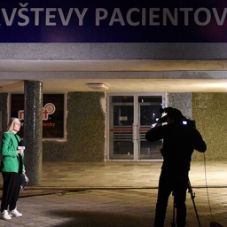 Ein Kamerateam steht vor einem Krankenhaus in der slowakischen Stadt Handlova nach dem Attentat auf den slowakischen Regierungschef Fico (15.05.2024)