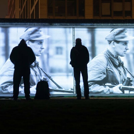 Projektionen auf der Berliner Mauer zum 30 Jahrestag des Mauerfalls