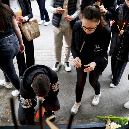 Serbien, Trauer und Anteilnahme nach dem Amoklauf in Belgrad. Bürger legen Blumen vor eine Schule und stellen Lichter nach dem Amoklauf auf.
