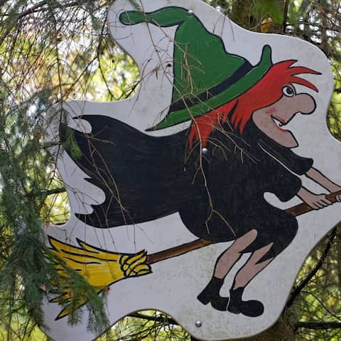 Ein Schild zeigt die Zeichnung einer Hexe (Foto: imago images / Martin Wagner)