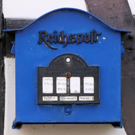 Historischer blauer Reichsbriefkasten