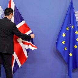 Die Flaggen der EU und von Großbritannien beim Gipfel in London.