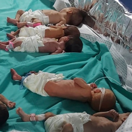Dieses von Dr. Marawan Abu Saada zur Verfügung gestellte Foto zeigt zu früh geborene palästinensische Babys im Schifa-Krankenhaus. 