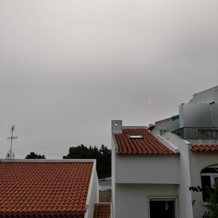 Dicker Rauch hängt am Himmel über Portugal