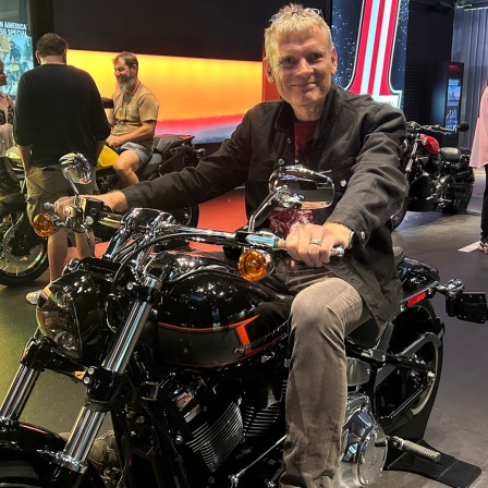 Sebastian Hesse sitzt im Harley Museum Probe