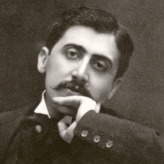 Schwarz-Weiß-Fotografie mit Sepiatönen zeigt Marcel Proust. Er sitzt auf einem Stuhl, neigt den in eine Hand gestützen Kopf. Er trägt einen Schnurrbart, hat volles, dunkles Haar.