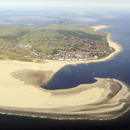 Die Luftaufnahme zeigt Borkum, die größte der ostfriesischen Inseln im Nationalpark Niedersächsisches Wattenmeer