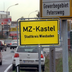 Ortsschild mit der Aufschrift Mainz-Kastel Stadtkreis Wiesbaden,  an der Mainzer Statdteinfahrt
