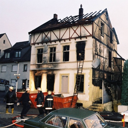 Brandanschlag - Feuerwehrmänner vor dem abgebrannten Haus der türkischen Familie Genc in Solingen