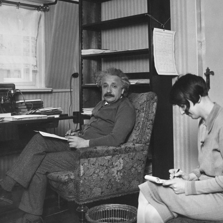 Der Physiker Albert Einstein diktiert seiner Sekretärin eine wissenschaftliche Abhandlung in seiner Mansardenwohnung in Deutschland. Photographie um 1930.