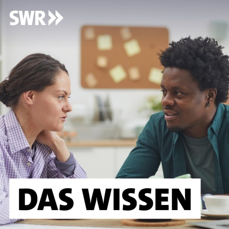 Junges Paar unterhält sich am Tisch bei einer Tasse Kaffee: Nicht ohne Grund wird in vielen Sprachen zwischen passivem Hören und aktivem Zuhören unterschieden. Welche Rolle spielt Empathie in der Kommunkation? Wie lässt sich gutes Zuhören erlernen? Und welche Auswirkungen kann das auf die Beteiligten haben?