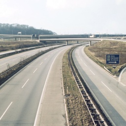 Blick auf das leere Autobahnkreuz Duisburg-Kaiserberg. Wegen der Ölkrise wurde am 02.12.1973 zum zweiten Mal ein sonntägliches Fahrverbot verhängt.