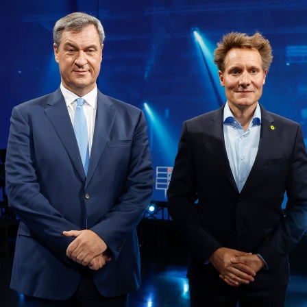 Markus Söder (CSU, l), Ministerpräsident von Bayern, und Ludwig Hartmann (Bündnis 90/Die Grünen), Fraktionsvorsitzender im bayerischen Landtag, stehen nebeneinander  im Fernsehstudio nach dem TV-Duell der Sendung "BR24 Wahl - Die Konfrontation" (Bild:  Daniel Löb/dpa)