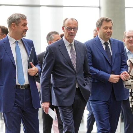 Von links nach rechts sind CSU-Vorsitzender Markus Söder, Unions-Kanzlerkandidat Friedrich Merz, SPD-Fraktions- und Bundesvorsitzender Lars Klingbeil und SPD-Bundesvorsitzende Saskia Esken zu sehen. Sie gehen gemeinsam zu einer Pressekonferenz.
