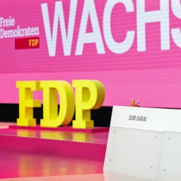 Bijan Djir-Sarai (l.), Generalsekretär der FDP, und Christian Lindner, Bundesvorsitzender der FDP und Bundesminister der Finanzen, sprechen miteinander auf dem Bundesparteitag der FDP in Berlin.