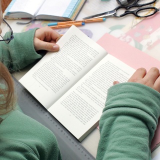 Mädchen liest ein Buch. Symbolbild