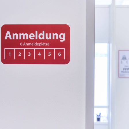 Hinweis-Schild zur Anmeldung im Impfzentrum Augsburg. Bei der Anmeldung werden die Menschen, die geimpft werden sollen u.a. gefragt, ob sie aktuell Fieber haben.