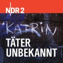 Mit Kreide auf die Holzwand einer alten Bushaltestelle gekritzelter Schriftzug "Katrin". Darüber das NDR 2 Logo, darunter der Schriftzug "Täter Unbekannt".