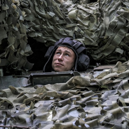 Charkiv: Ein ukrainischer Soldat schaut aus einem Panzer in der Nähe der Frontlinie.