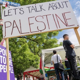 Pro-Palästinensisches Protestcamp vor einer Universität. Ein vor einem Infostand steht ein Plakat mit der Aufschrift: "Let's talk about Palestine". Archivbild: 16.05.2024