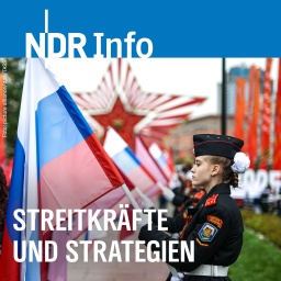 Russische Kadetten halten Fahnen am Start der Autorallye "Hero Cities - Cities of Heroes" im Vorfeld der Feierlichkeiten zum 80. Jahrestag des Sieges über Nazi-Deutschland im Zweiten Weltkrieg in Moskau.
