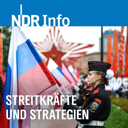 Russische Kadetten halten Fahnen am Start der Autorallye "Hero Cities - Cities of Heroes" im Vorfeld der Feierlichkeiten zum 80. Jahrestag des Sieges über Nazi-Deutschland im Zweiten Weltkrieg in Moskau.