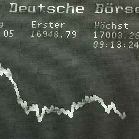 Aktienindex DAX auf der Anzeigetafel im Handelssaal der Deutschen Börse in Frankfurt