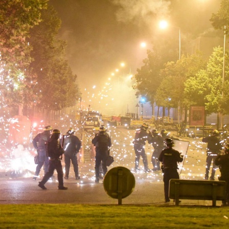 Es sind Polizisten und Feuer zu sehen. Photo by Florian Poitout/ABACAPRESS.COM 