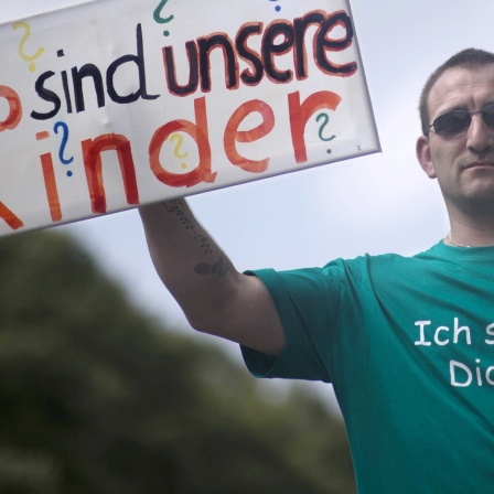 Demo DDR Unrecht Berlin, 02.08.2014 Demonstrant mit Plakat "Wo sind unsere Kinder".