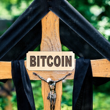 Grabkreuz auf einem Friedhof mit Aufschrift: Bitcoin. Symbolbild Verlust und Krise der Kryptowährung. FOTOMONTAGE