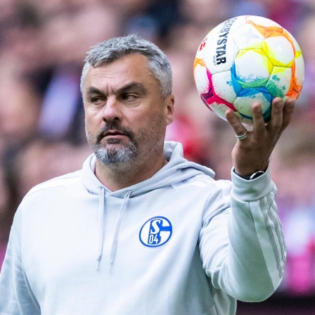 Schalkes Trainer Thomas Reis reagiert im Spiel.