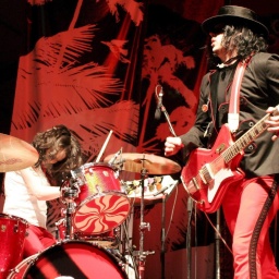 Die Band The White Stripes (Jack White und Meg White) bei einem Auftritt in Mexiko 2005.