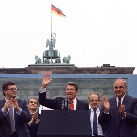 US-Präsident Ronald Reagan winkt in die Menge nach seiner Rede vor dem Brandenburger Tor in Westberlin, wo er am 12. Juni 1987 sagte: &#034;Herr Gorbatschow, reißen Sie diese Mauer nieder!&#034;