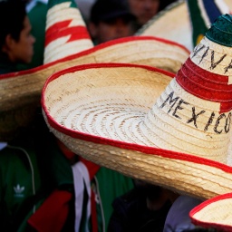 Mexikaner, die während eines Promotion-Events der Mexikanischen Botschaft in Johannesburg Sombreros tragen. Aufnahmedatum: Mittwoch, 9. Juni 2010.