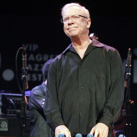 Der Jazz Vibrafonist Gary Burton lächelt bei einem Konzert ins Publikum.